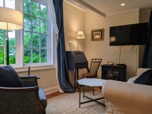 room 1 sitting area desk Queen Bed with Private Entrance: Room 1