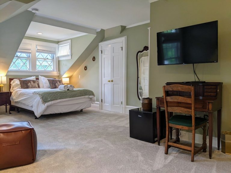 South-Facing, Top Floor Queen Bed: Room 39 10 Room 39's desk and queen bed from the entrance