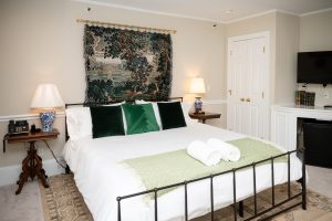 Room 14 bed Private Entrance, Fireplace, King Bed: Room 14