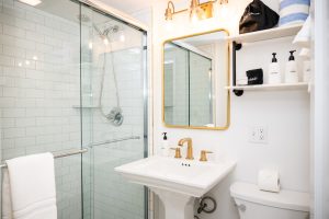 Bathroom with a walk-in shower in Room 5