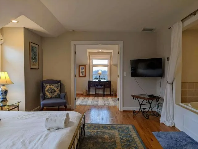 king bedroom with whirlpool suites in Connecticut