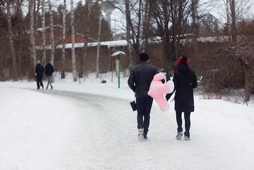 Art lovers on romantic getaways in New Hampshire