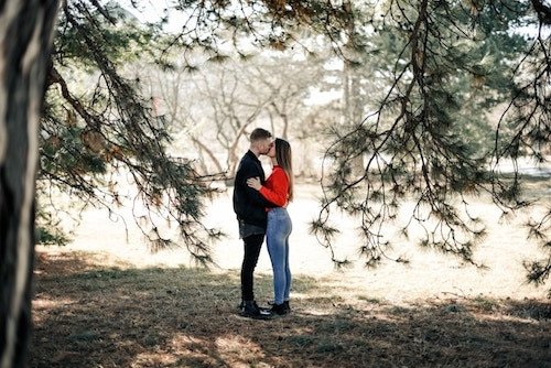 Engagement session to take the perfect engagement photo for the wedding day in New Canaan