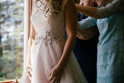 Crafting Your Brunch Wedding Timeline with early morning preparations