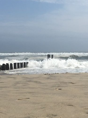 Breaking waves at Rockaway Beach