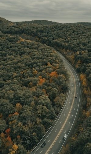 Scenic view of the Hudson Valley with colorful foliage, ideal for weekend escapes
