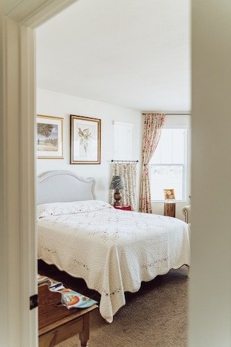 Charming inn guest room close to Bluff Point State Park