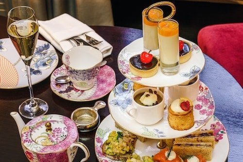 A charming tea house with a cozy atmosphere and sparkling wine, ideal for royal tea parties.