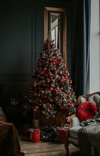 Community tree on display at one of the best Christmas resorts in New England, like Woodstock Inn