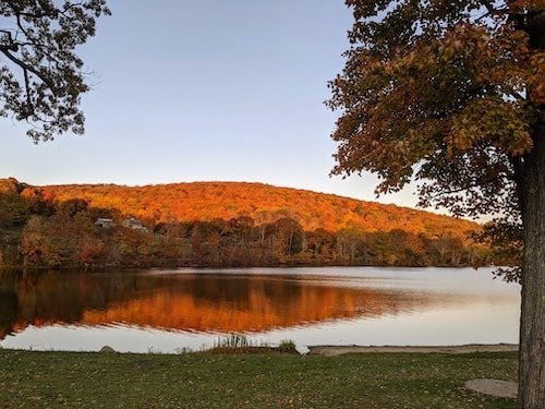 Fall foliage along the water of Lake Waramaug
