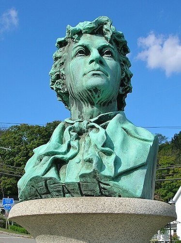 Nathan Hale bust in the center of East Haddam, CT