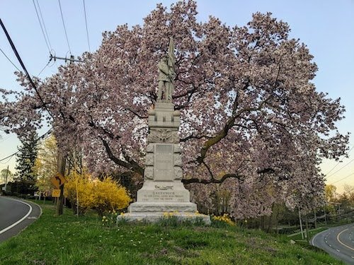 Monument to Civil War veterans at the center of town