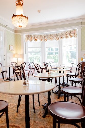 Romantic Bed And Breakfast In Ct: Top 10 Most Unique Spots 3 The dining room of a Greenwich, CT, bed and breakfast