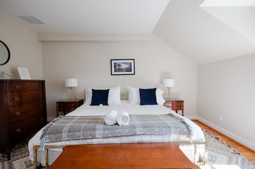 Romantic Bed And Breakfast In Ct: Top 10 Most Unique Spots 5 A New England bed and breakfast guest room in Greenwich, Connecticut