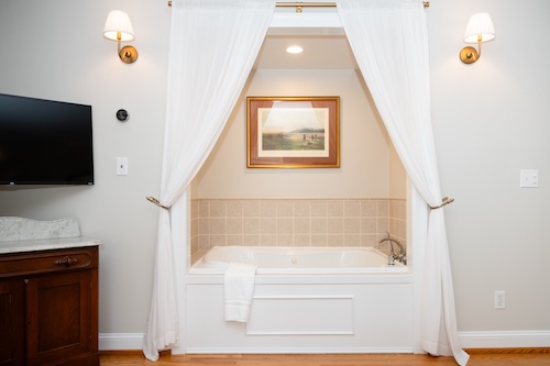 Whirlpool tub with warm lamplight on the walls